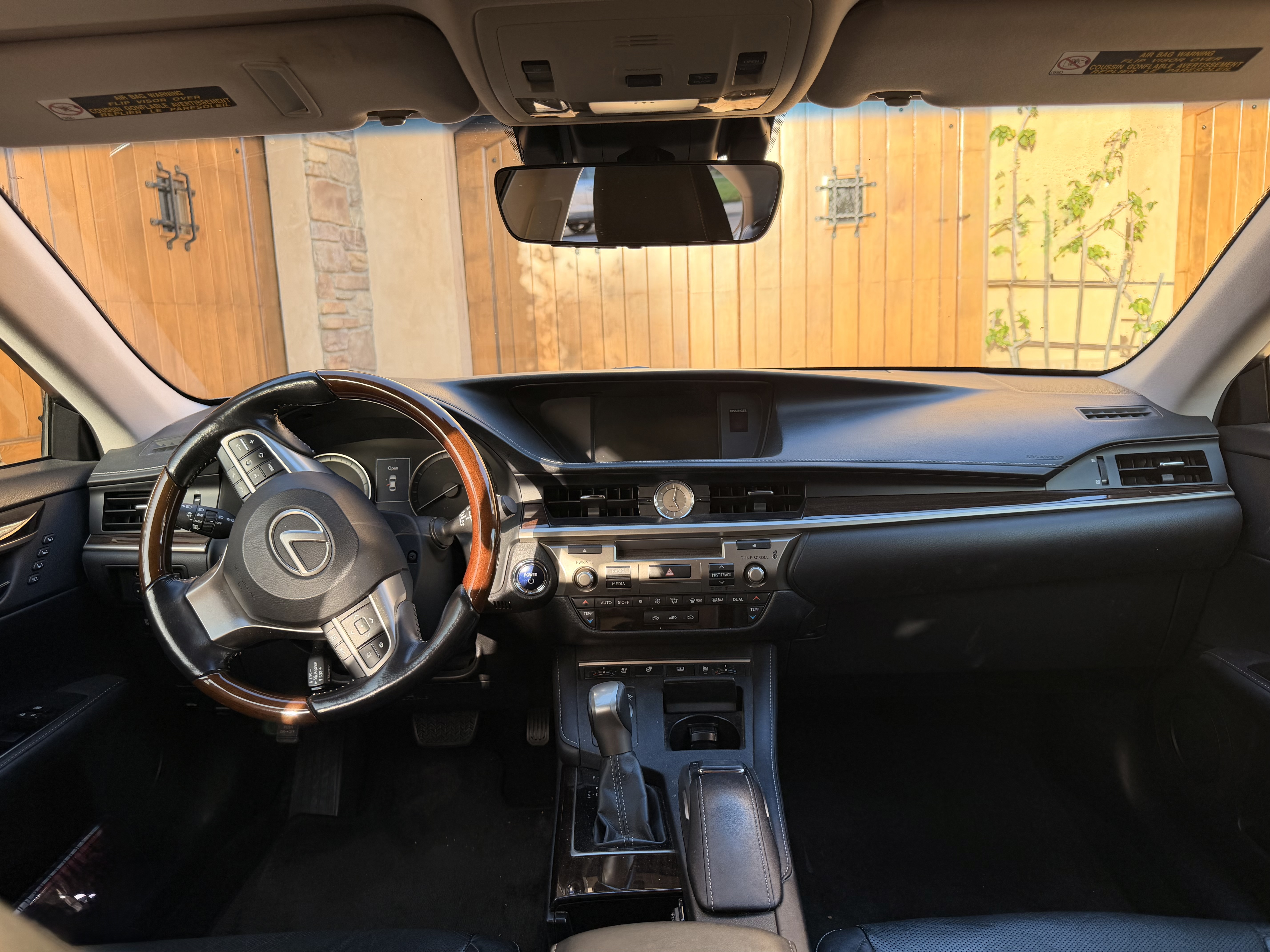 Used 2016 Lexus ES 300h w/ Luxury Package w/Wood Trim FWD image 6