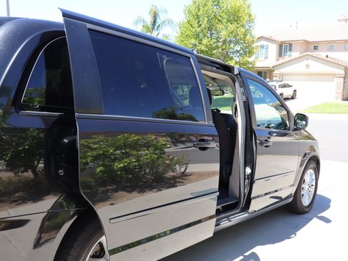Used 2013 Dodge Grand Caravan SXT w/ UConnect Hands-Free Group FWD image 5