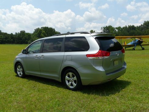 Used 2011 Toyota Sienna LE FWD image 5