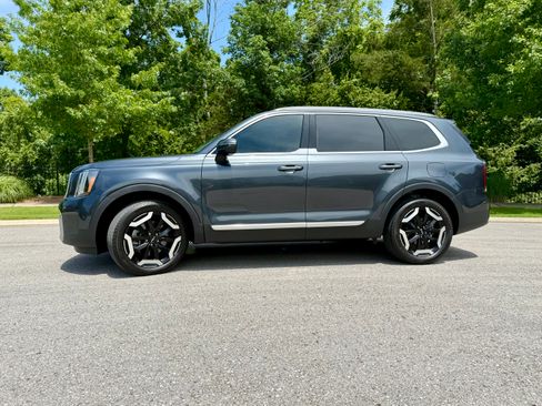 Used 2024 Kia Telluride EX w/ EX Captain's Chair Package AWD/4WD image 1