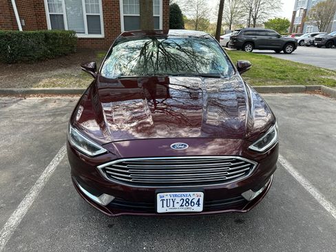 Used 2018 Ford Fusion SE w/ Fusion SE Technology Package FWD image 2