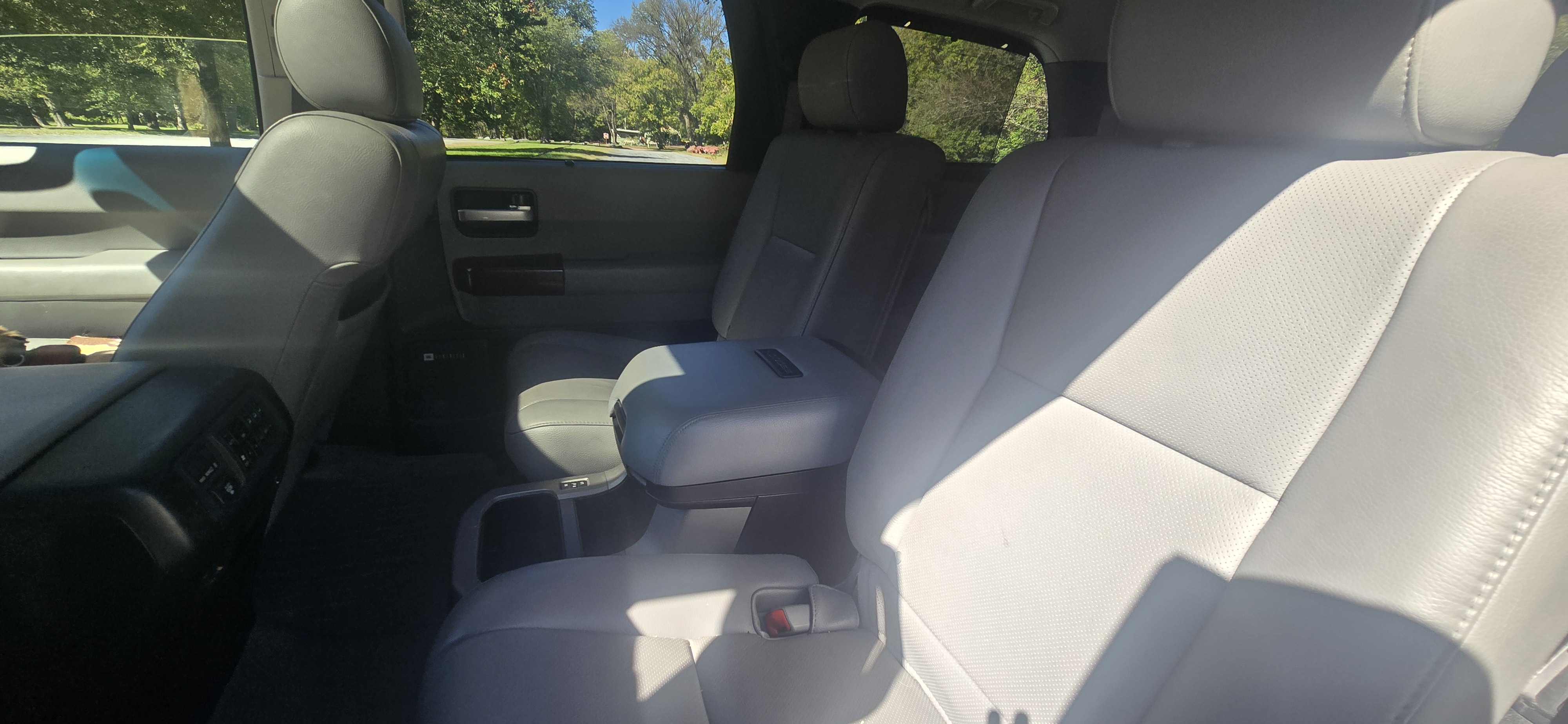 Used 2013 Toyota Sequoia Platinum RWD image 19