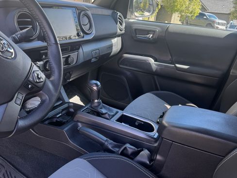 Used 2023 Toyota Tacoma TRD Off-Road w/ Technology Package AWD/4WD image 4