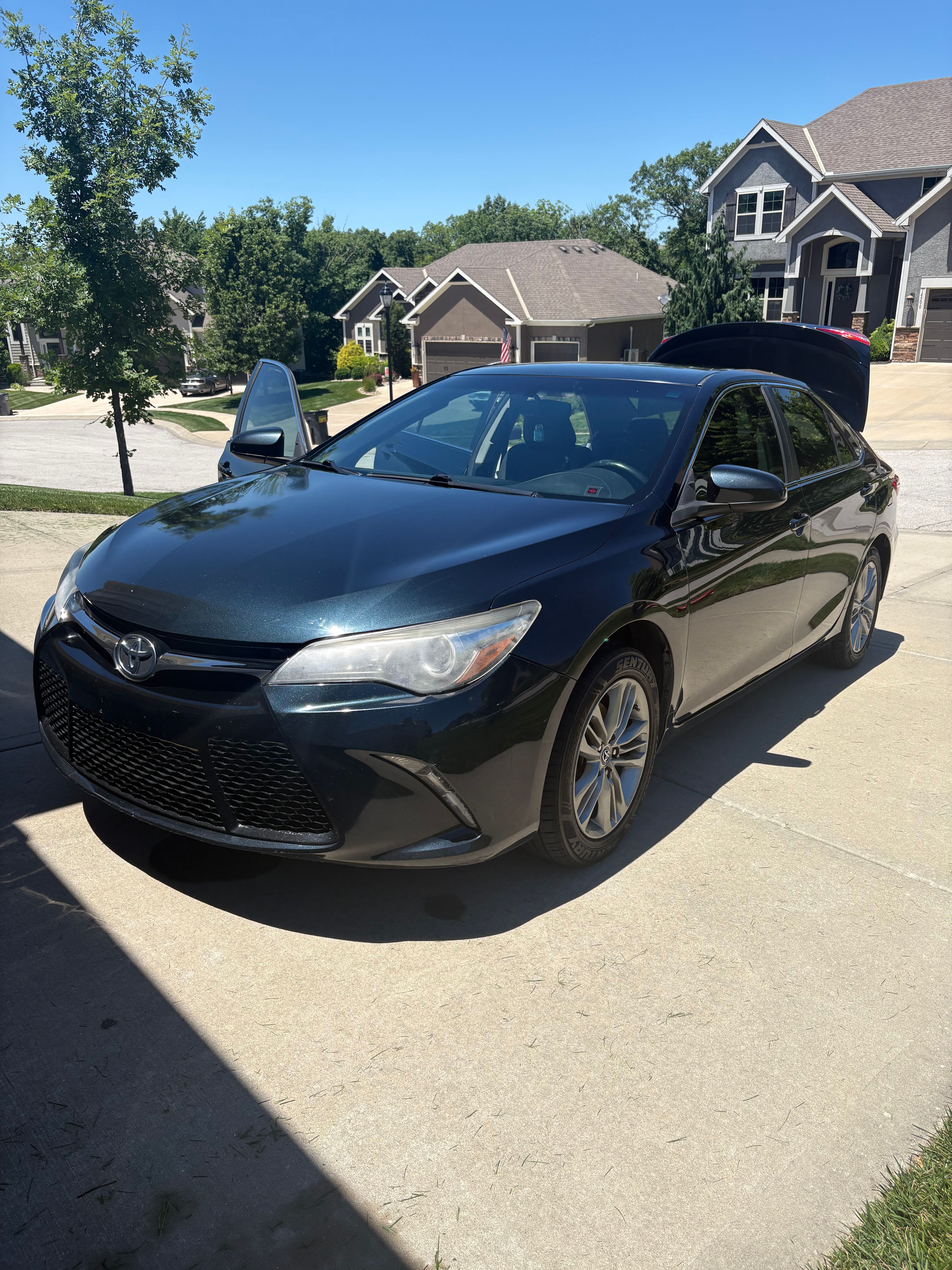 Used 2016 Toyota Camry SE FWD image 1