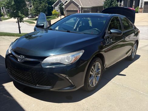 Used 2016 Toyota Camry SE FWD image 1