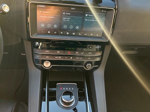 Used 2019 Jaguar F-PACE Prestige AWD/4WD image 26
