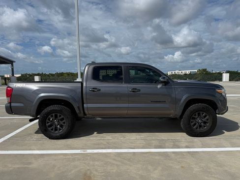 Used 2017 Toyota Tacoma TRD Sport w/ Tow Package RWD image 4