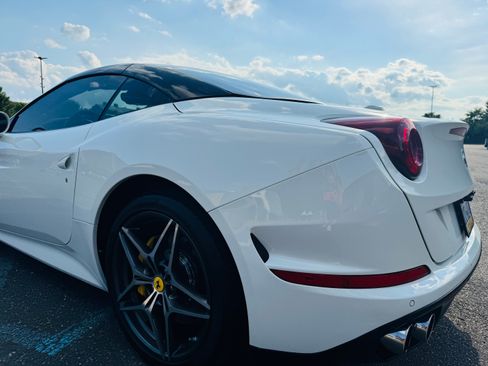 Used 2016 Ferrari California T image 6
