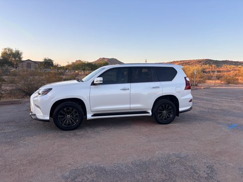 Used 2022 Lexus GX 460 Premium w/ Accessory Package AWD/4WD image 2