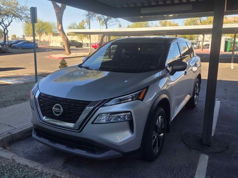 Used 2021 Nissan Rogue SV image 2