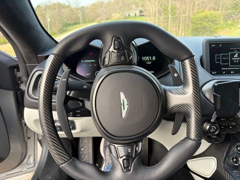Used 2022 Aston Martin V8 Vantage Coupe image 28