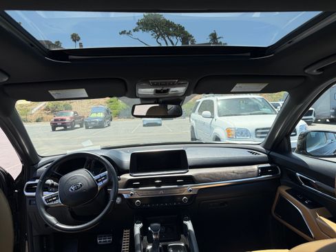 Used 2020 Kia Telluride SX w/ Towing Package FWD image 11