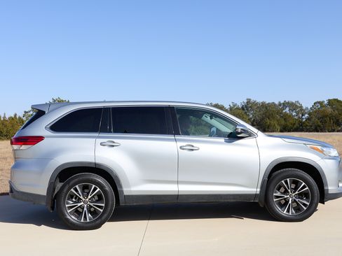 Used 2019 Toyota Highlander LE image 8