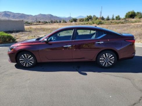 Used 2025 Nissan Altima 2.5 SV image 10