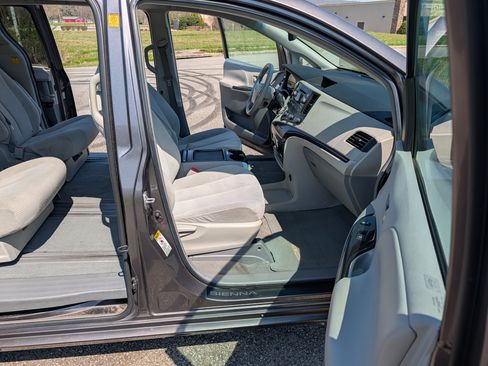 Used 2011 Toyota Sienna LE w/ Towing Pkg image 20