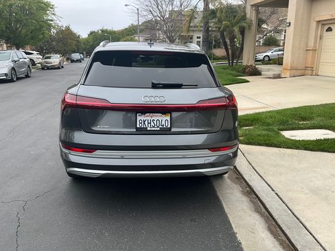 Used 2019 Audi e-tron Prestige w/ Prestige Package image 4