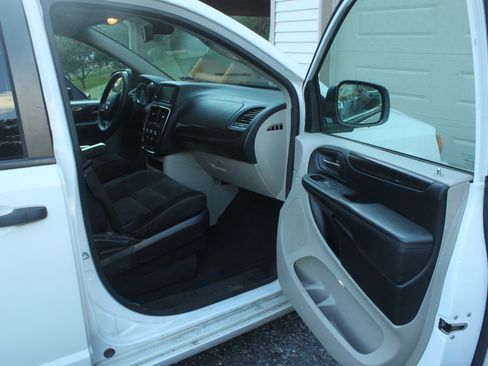 Used 2019 Dodge Grand Caravan SE w/ UConnect Hands-Free Group FWD image 9