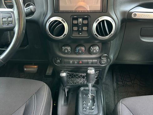 Used 2015 Jeep Wrangler Unlimited Sahara w/ Connectivity Group AWD/4WD image 20