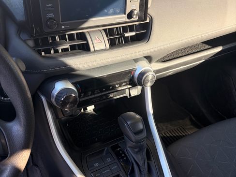 Used 2022 Toyota RAV4 XLE FWD image 6