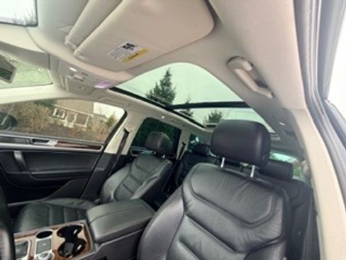 Used 2015 Volkswagen Touareg VR6 image 13