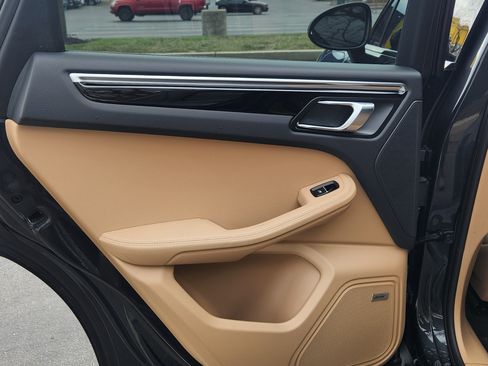 Used 2019 Porsche Macan image 16