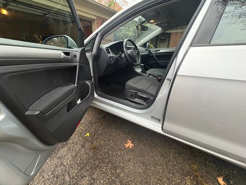 Used 2017 Volkswagen Golf S image 10