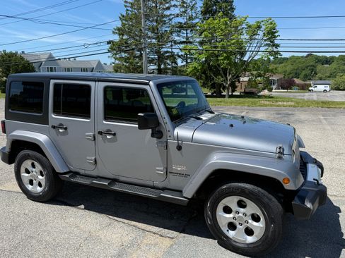 Used 2014 Jeep Wrangler Unlimited Sahara w/ Dual Top Group AWD/4WD image 13