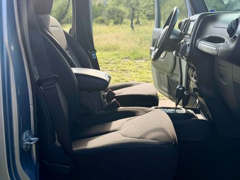 Used 2018 Jeep Wrangler Unlimited Rubicon w/ Connectivity Group AWD/4WD image 10
