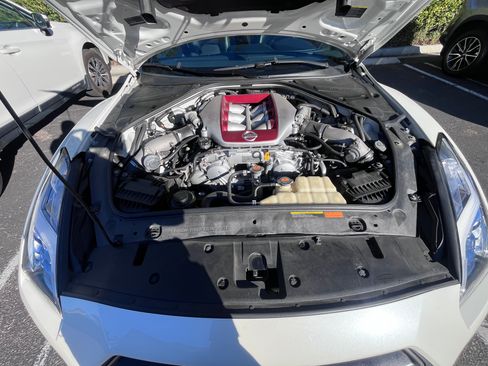 Used 2014 Nissan GT-R Premium image 18