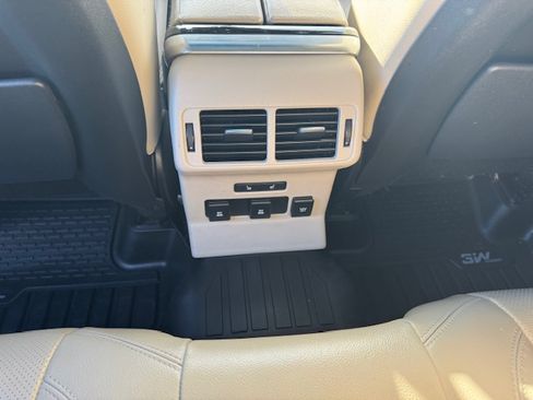 Used 2019 Land Rover Range Rover Velar R-Dynamic SE image 4