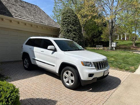 Used 2013 Jeep Grand Cherokee Laredo image 1