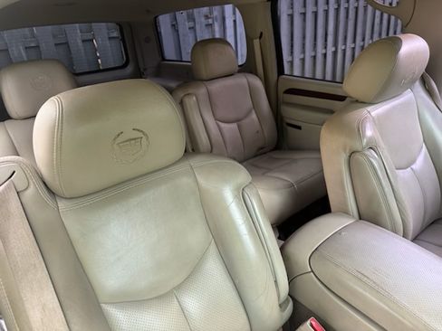 Used 2005 Cadillac Escalade ESV AWD image 12