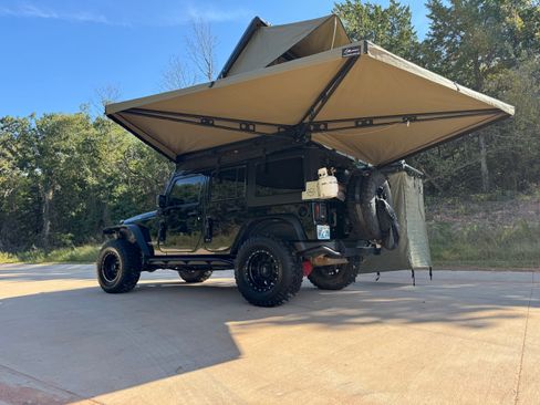 Used 2015 Jeep Wrangler Unlimited Rubicon w/ Connectivity Group image 12