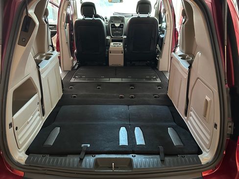 Used 2013 Chrysler Town & Country Touring FWD image 19