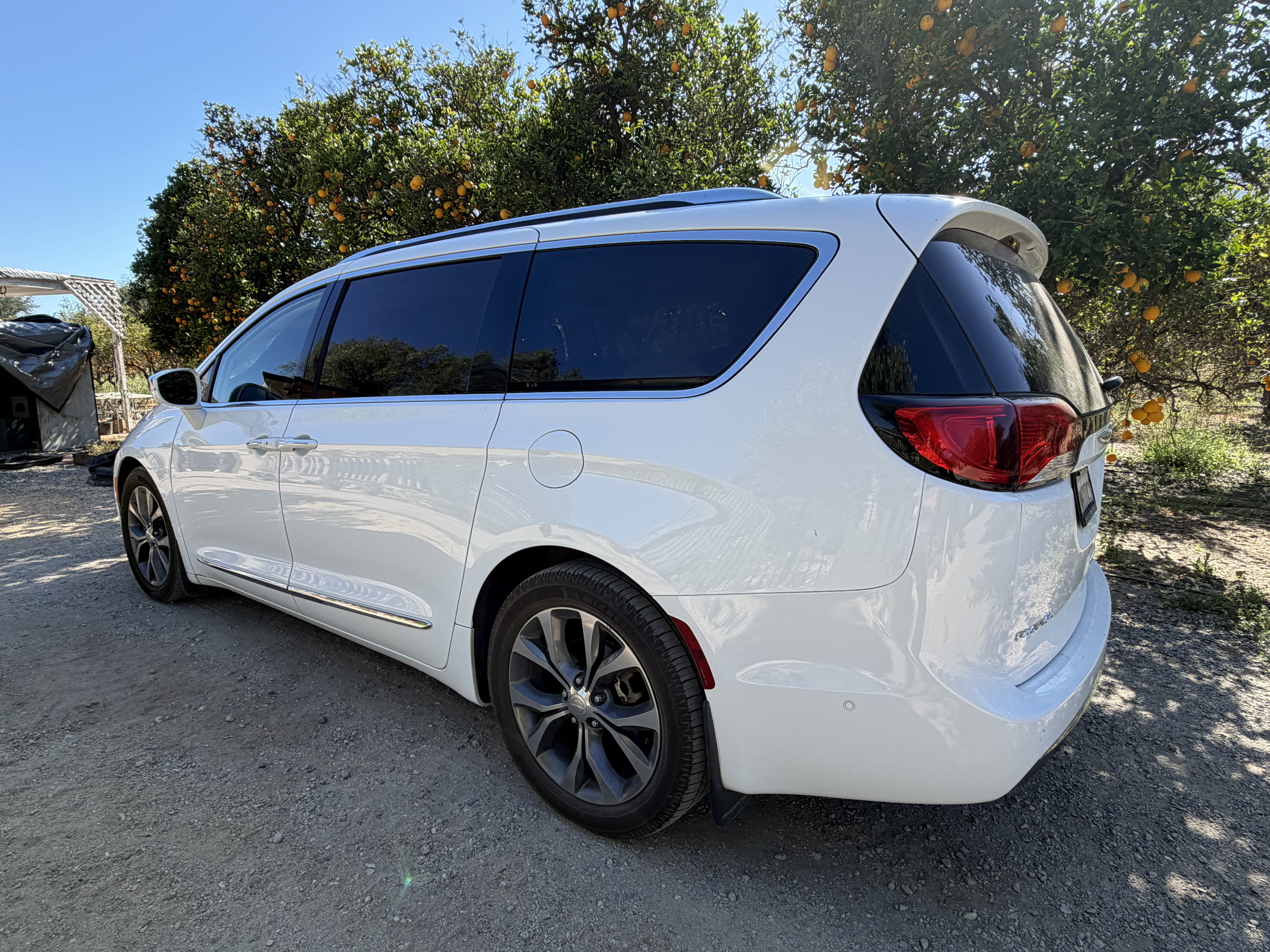 Used 2018 Chrysler Pacifica Limited w/ Tire & Wheel Group FWD image 2