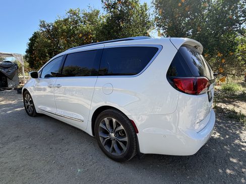 Used 2018 Chrysler Pacifica Limited w/ Tire & Wheel Group FWD image 2