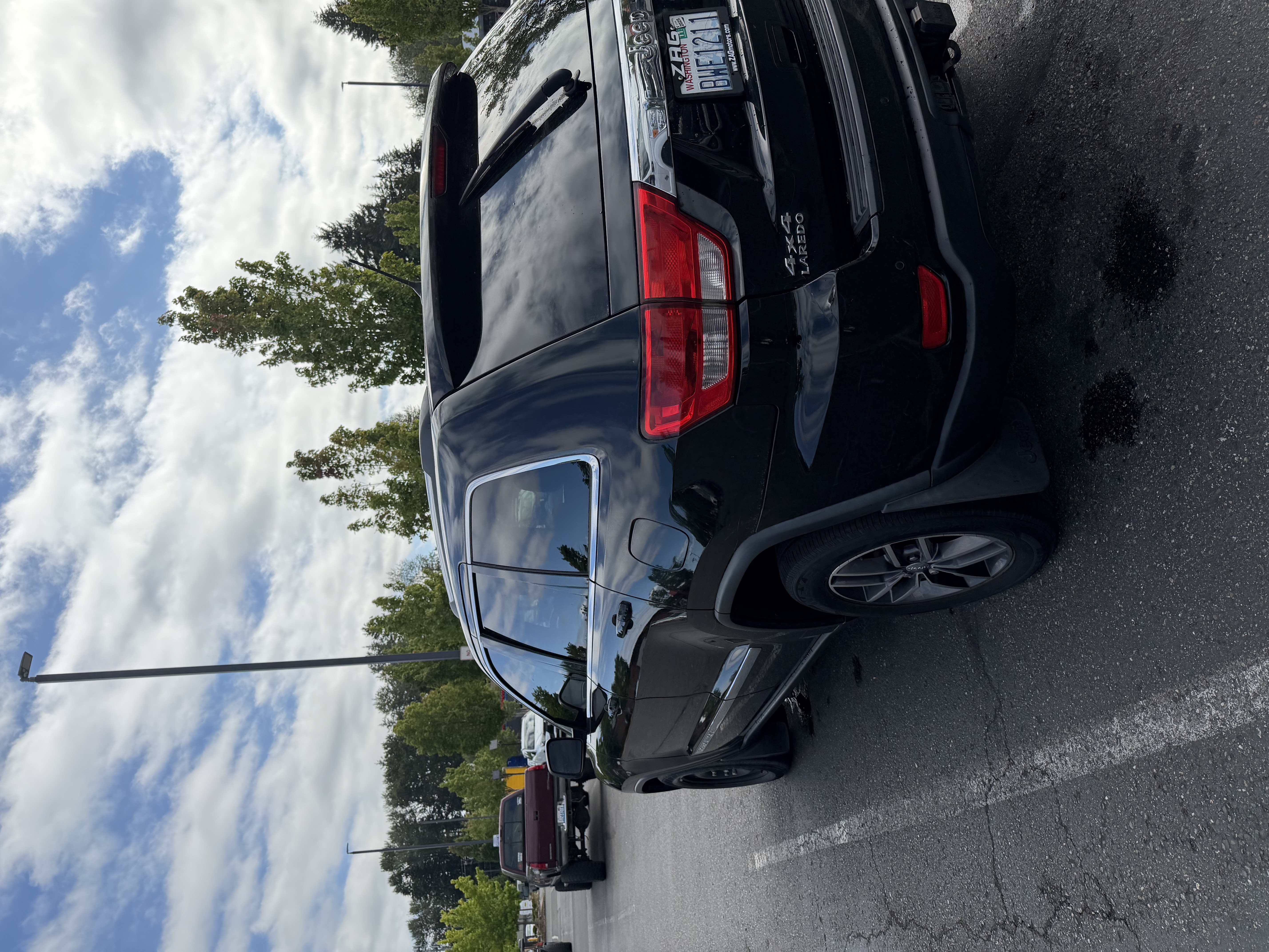 Used 2013 Jeep Grand Cherokee Laredo AWD/4WD image 4