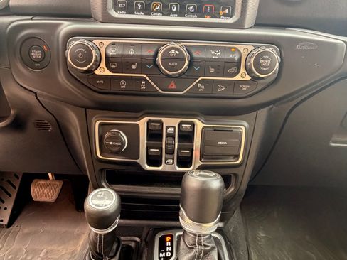 Used 2018 Jeep Wrangler Unlimited Sahara AWD/4WD image 11
