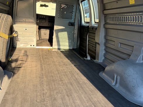 Used 2015 Chevrolet Express 2500 Extended Van 3D image 16