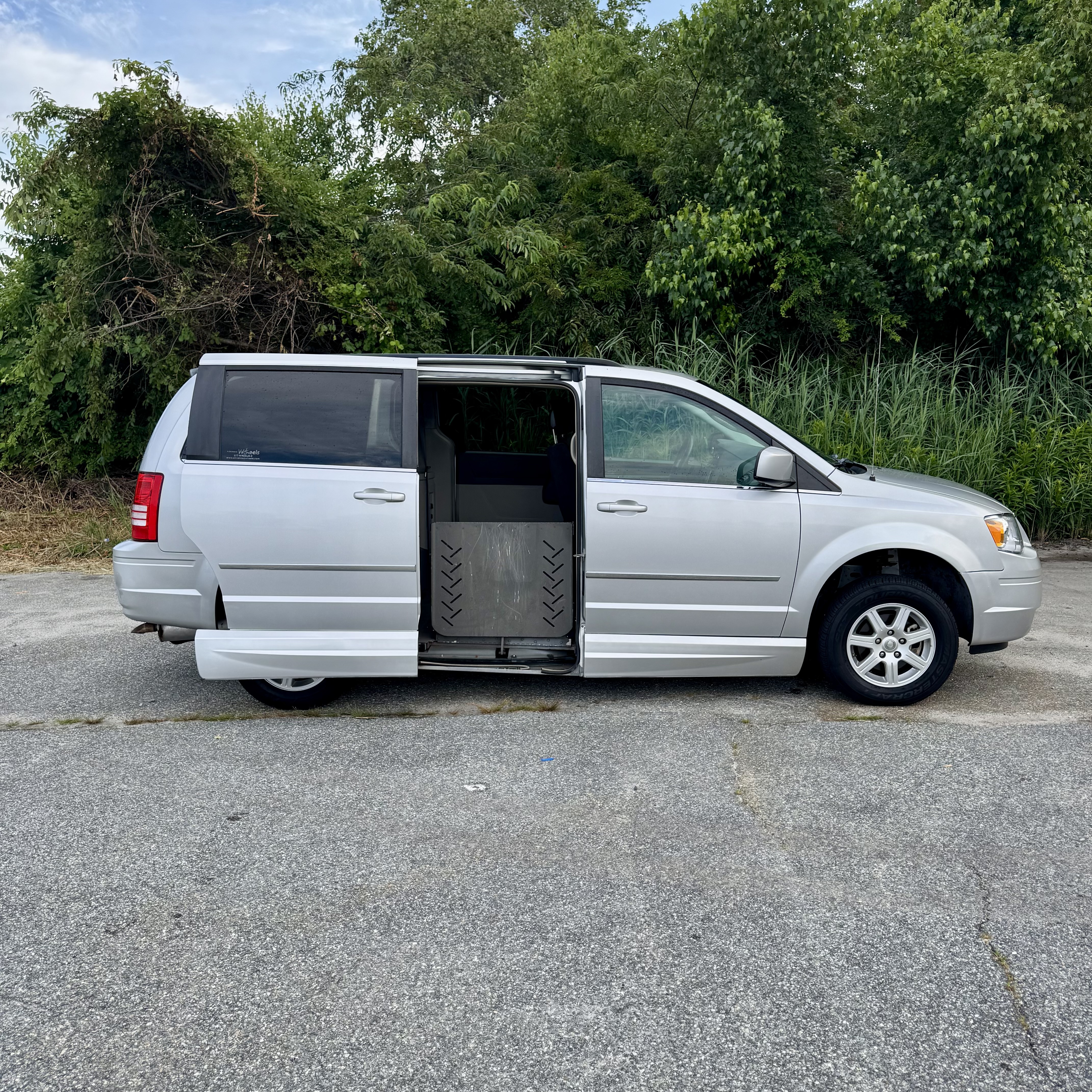 Used 2010 Chrysler Town & Country Touring FWD image 10