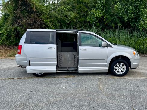 Used 2010 Chrysler Town & Country Touring FWD image 10