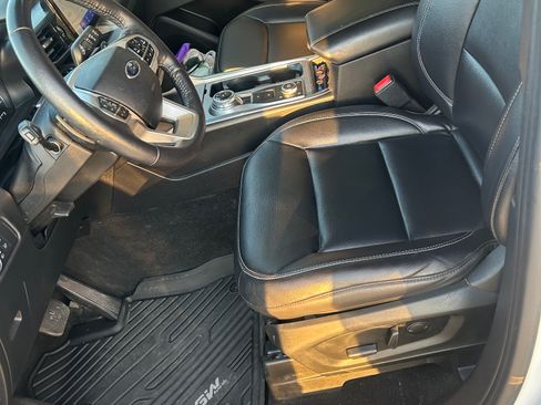 Used 2020 Ford Explorer XLT w/ Equipment Group 202A AWD/4WD image 13