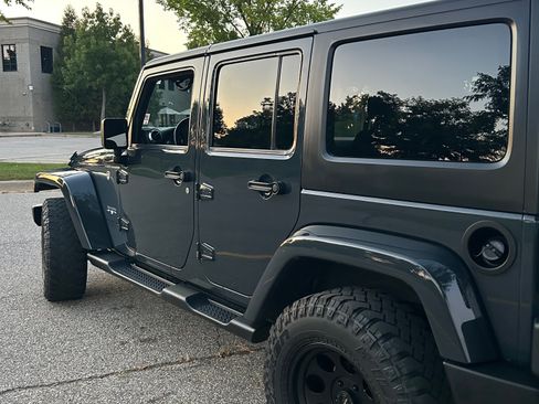 Used 2016 Jeep Wrangler Unlimited Sahara w/ Connectivity Group AWD/4WD image 16