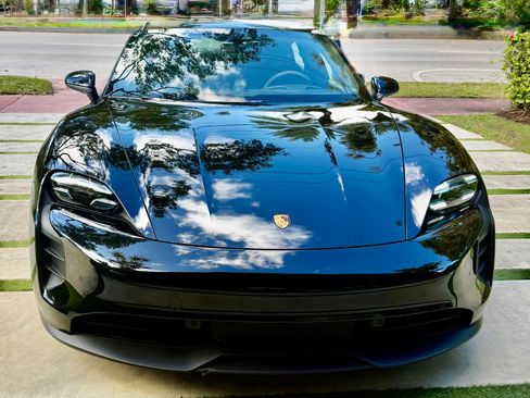 Used 2022 Porsche Taycan GTS image 2