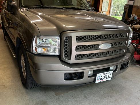 Used 2005 Ford Excursion Limited RWD image 1