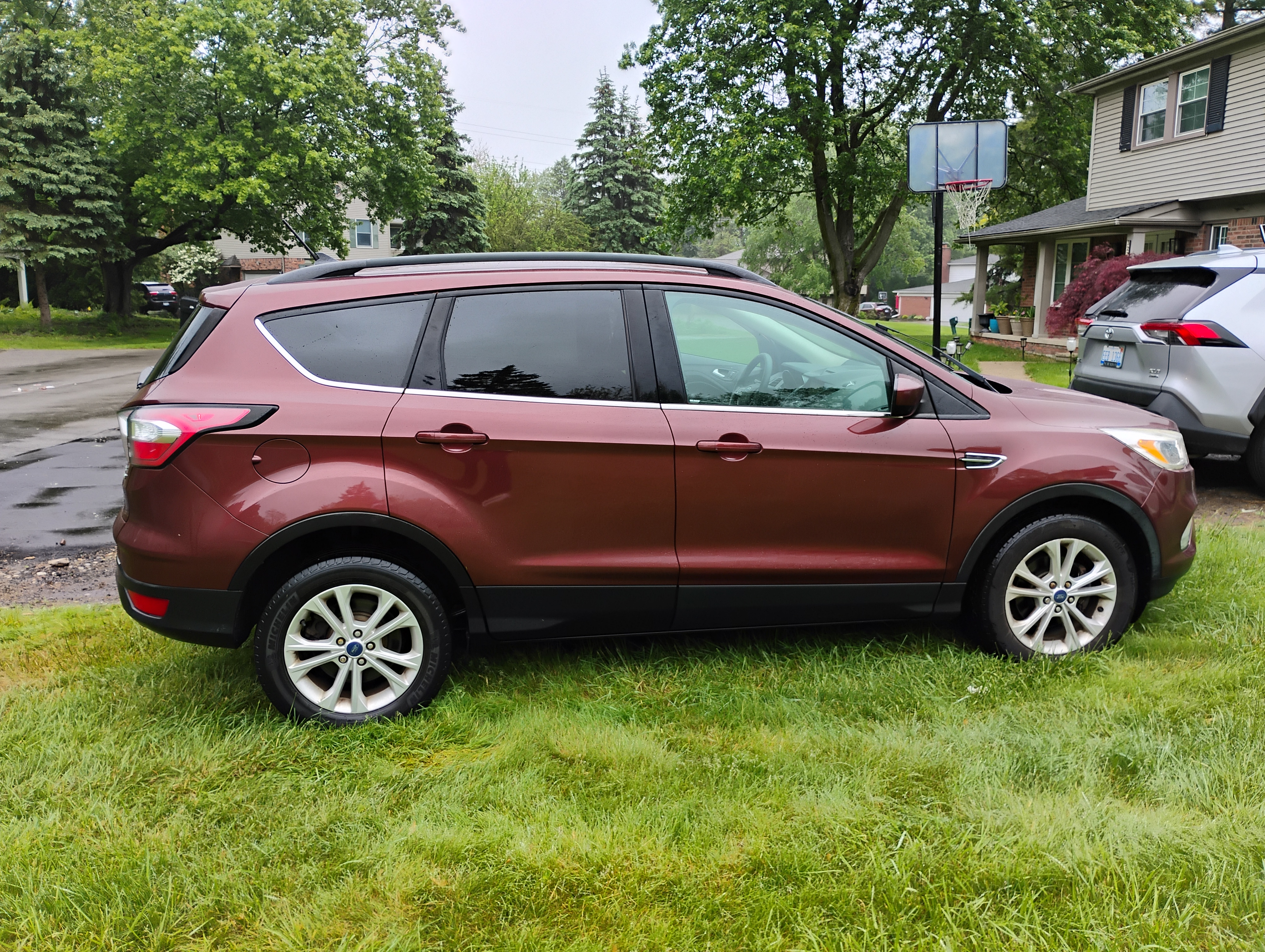 Used 2018 Ford Escape SE w/ Ford Safe & Smart Package FWD image 1