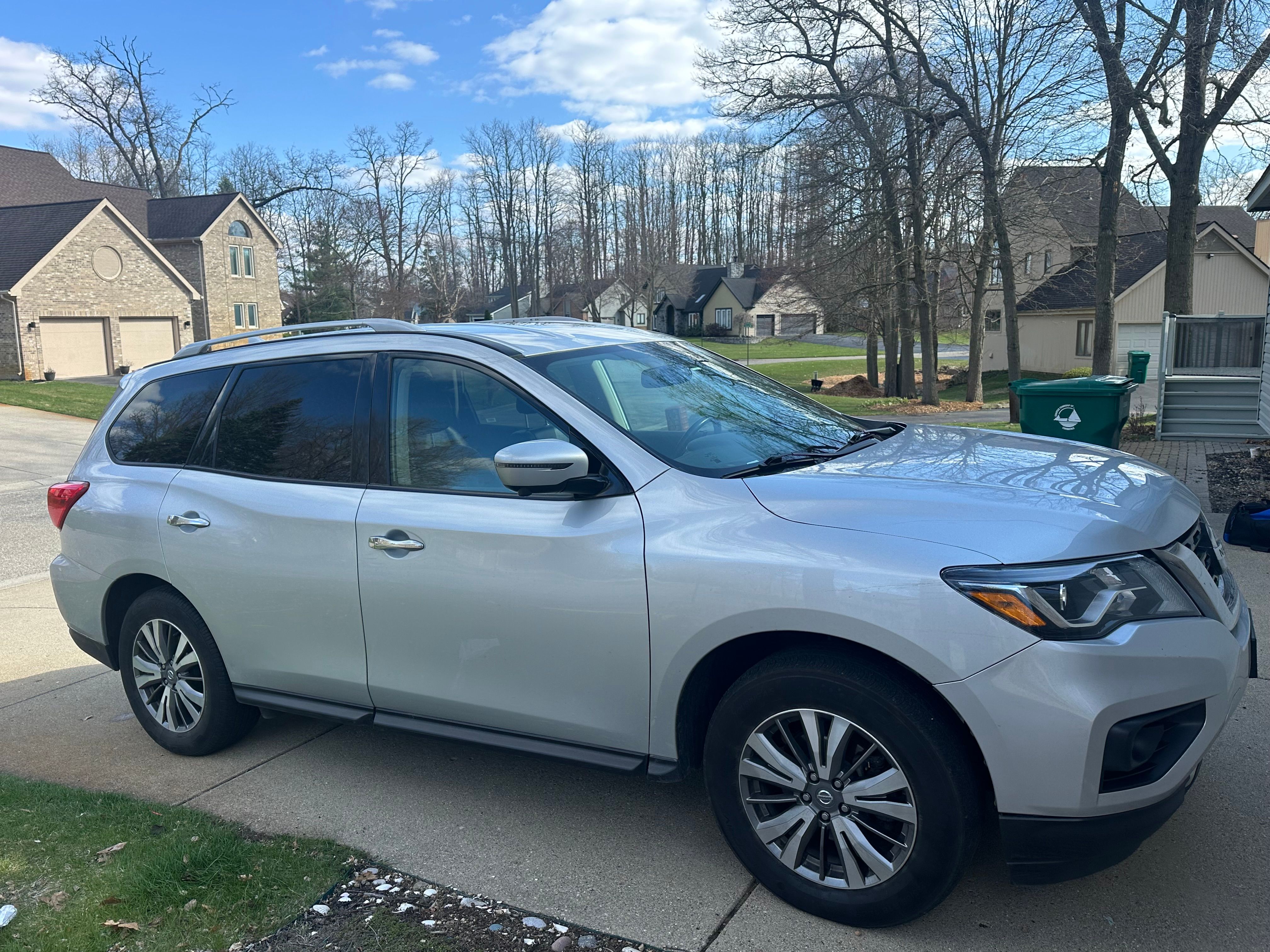 Used 2020 Nissan Pathfinder SL AWD/4WD image 1