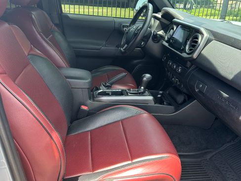 Used 2019 Toyota Tacoma TRD Off-Road w/ Technology Package RWD image 11