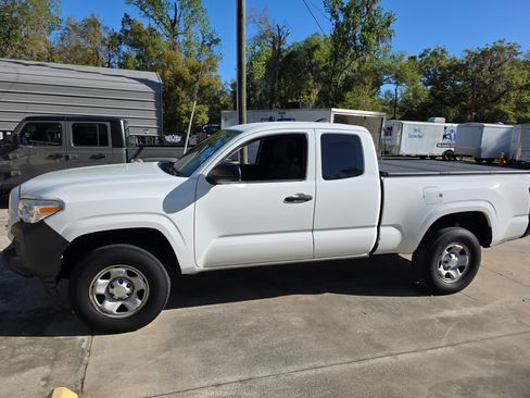 Used 2018 Toyota Tacoma SR image 1
