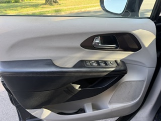 Used 2019 Chrysler Pacifica Touring-L Plus w/ Advanced Safetytec Group FWD image 13